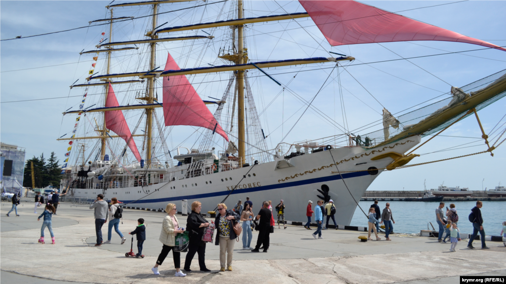 Біля пристані популярним фотооб&#39;єктом стало вітрильне судно &laquo;Херсонес&raquo;, яке з нагоди свята підняло червоні вітрила