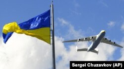 Літак «Мрія» Антонова Ан-225 в небі над Києвом