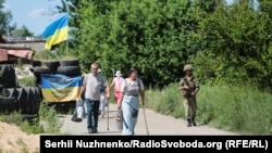 Біля українського КПВВ у Станиці Луганській