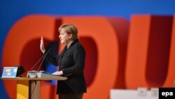 Angela Merkel partiyadaşlarına hesabat verib