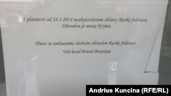 Оголошення, що з'явилося на дверях готелю в квітні 2014 року