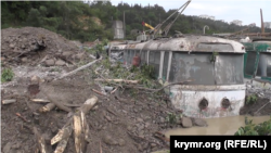 Стоянку старих тролейбусів залило водою і засипало сміттям та камінням