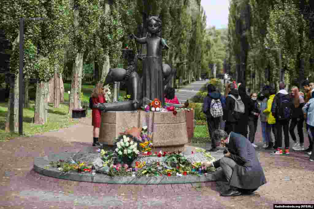 На фото: чоловік покладає квіти до пам&#39;ятника дітям, розстріляним нацистами у Бабиному Яру