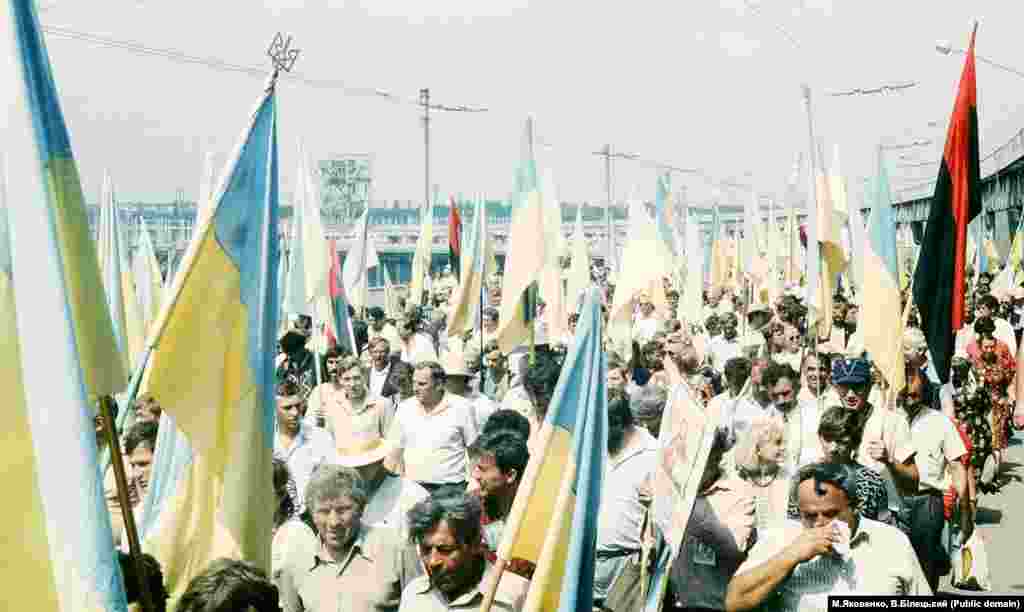 Запоріжжя, 5 серпня 1990 року. Загальна кількість учасників святкування Козацької слави, за різними оцінками, сягала від 300 до 500 тисяч осіб