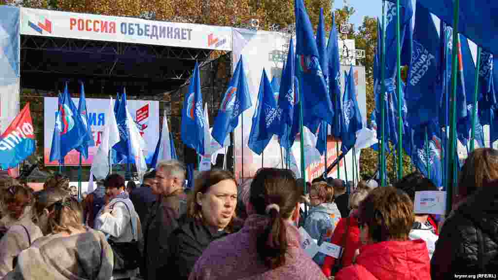 У російський День народної єдності в Севастополі на площі Нахімова підконтрольна Кремлю місцева влада влаштувала виставку національної кухні і концерт