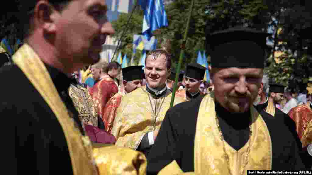 Під час ходи священники вітали один одного, охоче говорили з журналістами