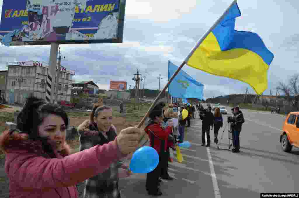 Кілька сотень жінок з кримськотатарської масиву Строганівка на околиці Сімферополя провели акцію за мир і проти перебування російських військ у Криму.