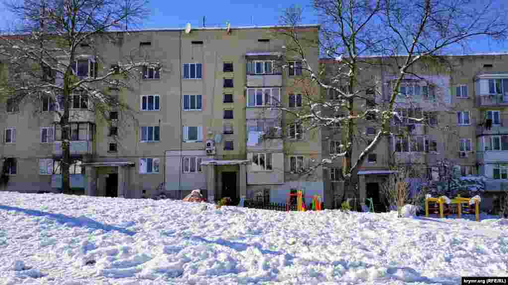 Сніг, що випав, прикрасив село. Він лежить вже кілька днів, оскільки на вулиці тримається мінусова температура