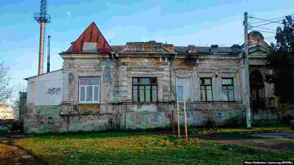 В этой части улица Ленина пересекается с улицей Студенческой. Здесь же она и заканчивается. Еще одно старое здание с неприглядным фасадом. По данным краеведов, в 1904 году здание построил бухгалтер городской управы Василий Макурин. В одной половине дома он жил с семьей, а в другой устроил курсы по подготовке бухгалтеров. В 1920 году в доме располагались штаб Красной Армии и комнаты Михаила Фрунзе, а во время Второй мировой войны жили немецкие офицеры-гестаповцы. Слева за зданием осталась труба не сохранившейся &laquo;Паромукомольной мельницы Граната&raquo;. Это высшая топографическая точка Симферополя