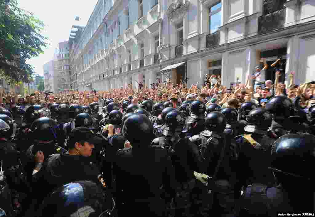 Протестувальники вимагали допустити до виборів у Мосміськдуму незалежних кандидатів: Любов Соболь, Дмитра Гудкова, Іллю Яшина та інших