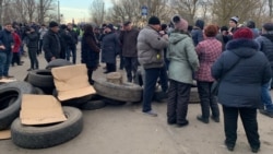 Пікетувальники перекрили дорогу поблизу селища Нові Санжари Полтавської області, щоб не допустити розміщення евакуйованих з китайсского міста Ухань, 20 лютого 2020 року