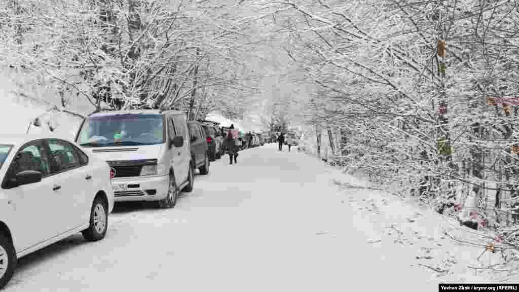 Автомобілі паркуються прямо вздовж дороги. Біля станції канатної дороги є велика парковка, але більшість автолюбителів паркуються так, тому що звідси ближче до засніжених гірок