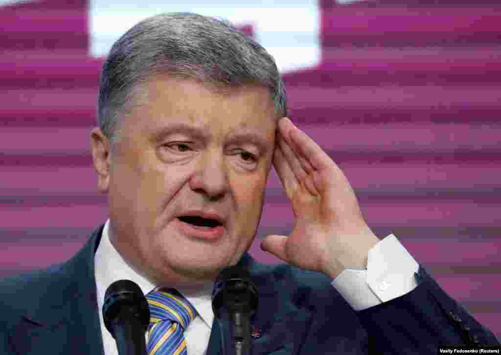 Президент України і кандидат у президенти Петро Порошенко виступає з промовою після оголошення перших результатів екзит-полу в своєму штабі в Києві &nbsp;