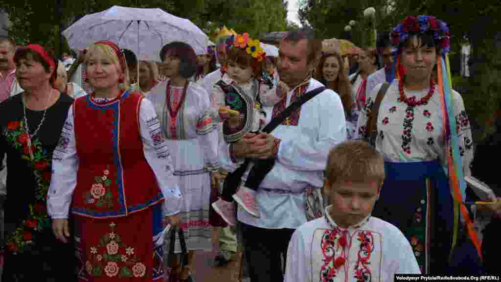 Біля пам&#39;ятника Тарасу Шевченку тодішнім керівникам міста вручили хліб і сіль