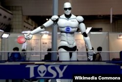 Yaponiya - TOPIO tennis oynaya bilən humanoid robotdur, 2009