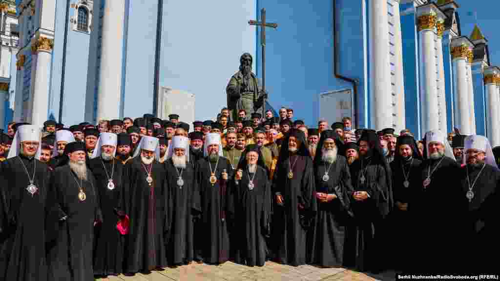 На передньому плані: Вселенський патріарх Варфоломій (посередині) разом з ієрархами Православної церкви України (ПЦУ). Київ, 21 серпня 2021 року