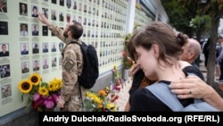 «Стіна пам'яті» біля Михайлівського собору в Києві – народний меморіал загиблим у війні за незалежність України. 2018 рік