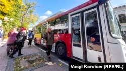 Люди в масках і без них на зупинці громадського транспорту в Керчі, жовтень 2021 року