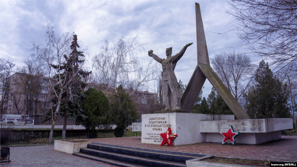 Пам&#39;ятник загиблим під час звільнення Джанкоя від нацистських окупантів був збудований в 1965 році. Зліва за ним, через Московське шосе, яке веде до адміністративного кордону між анексованим Кримом і Херсонською областю, видніється багатоповерхівка колишнього авіагарнізону. Там за радянських часів та в перші роки незалежної України дислокувався полк ВТА &ndash; військово-транспортної авіації, штаб з&#39;єднання якого знаходився в Мелітополі. Нині в Джанкої літають російські вертолітники