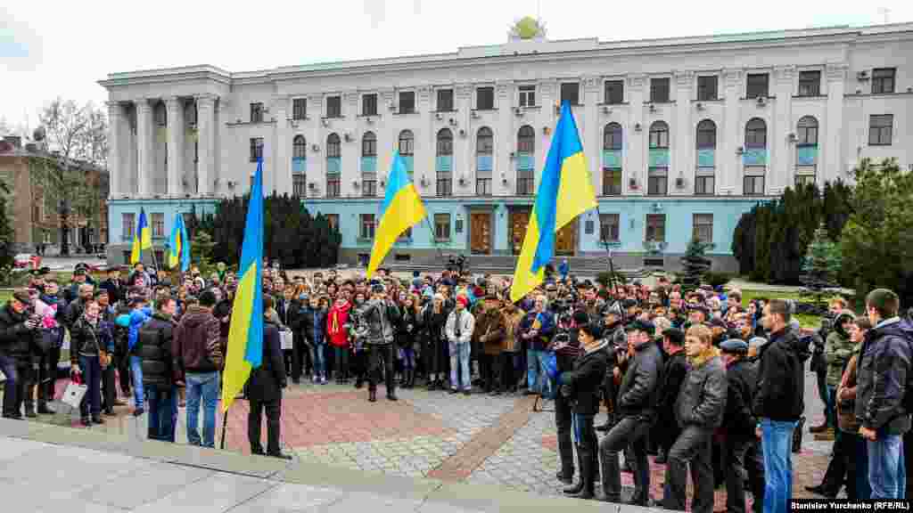 Акція Євромайдан-Крим перед будівлею Ради міністрів у Сімферополі