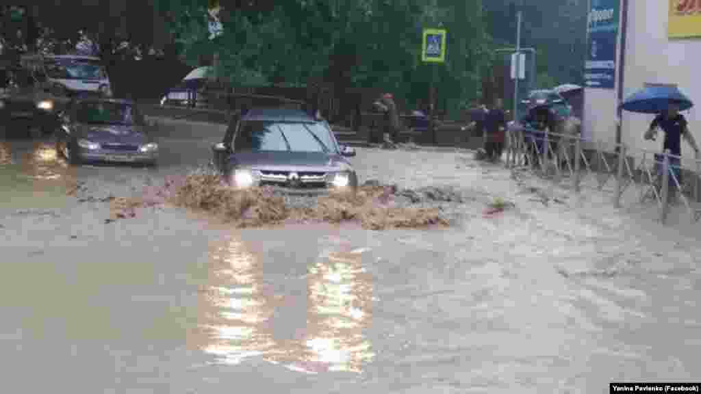 Зараз в&#39;їзд у місто закритий через сильні потоки води, що зносять навіть автомобілі