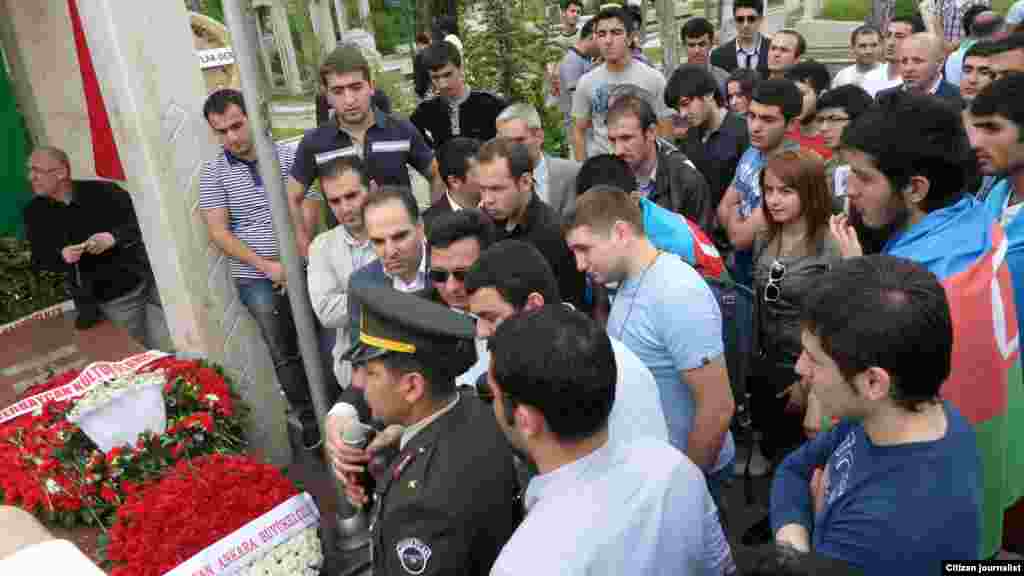 Ankarada M.Ə.Rəsulzadənin qəbri önündə - 28 May 2011, tələbələrin göndərdikləri şəkillər 