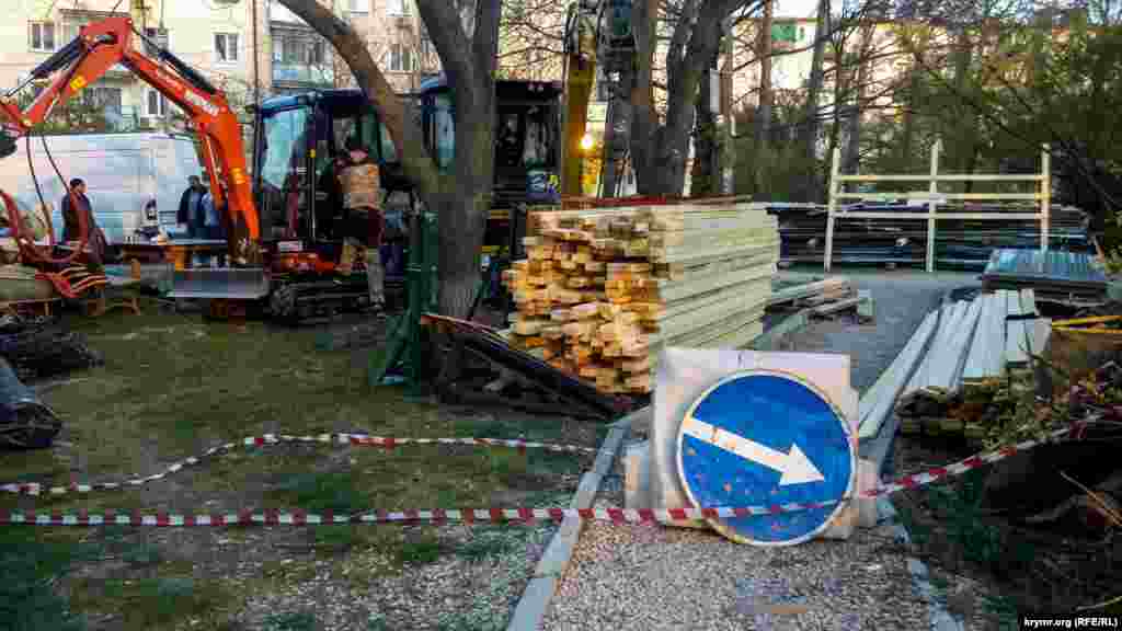 Жителів Стрілецької бухти позбавили єдиного місця прогулянок &ndash; скверу Курсантів. Його вирішили реконструювати під час режиму самоізоляції в Севастополі