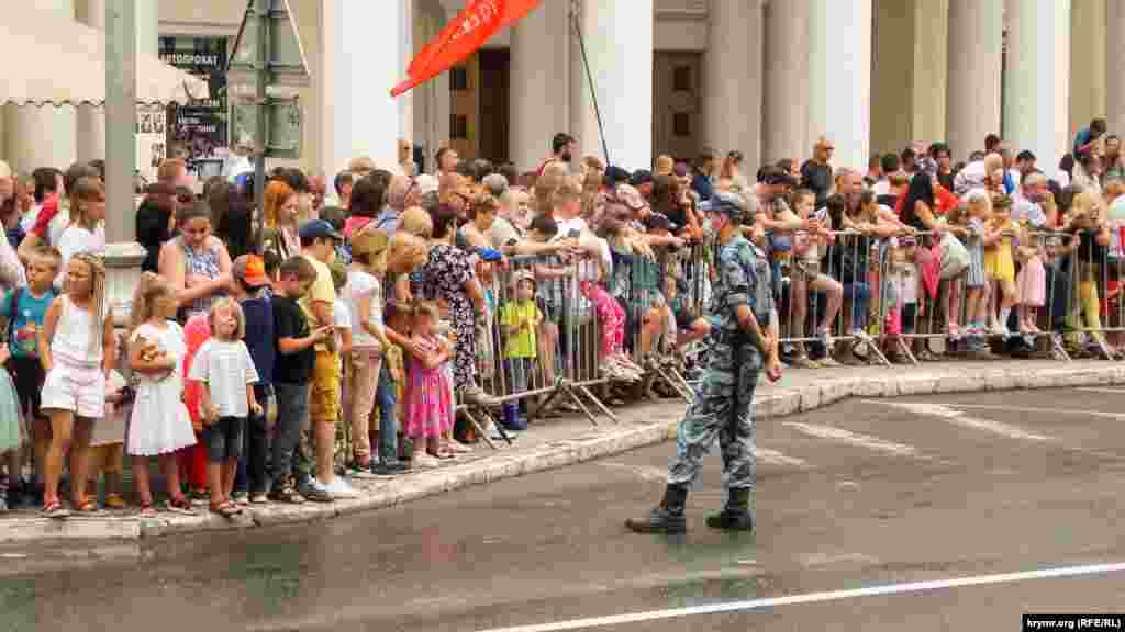 Присутні уздовж дороги в Севастополі &ndash; без захисних масок. Місце параду охороняли російські силовики і члени казацьких формувань із &laquo;Народної дружини&raquo;. Деякі з них використовували засоби захисту