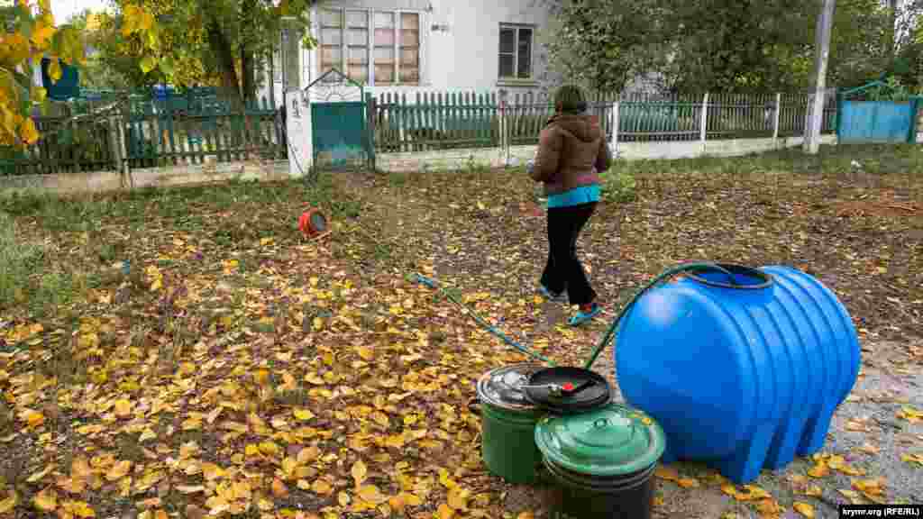 Село Зеленогірське розташоване майже в самому центрі Білогірського району Криму. Особливість цього села в тому, що там немає централізованого водозабезпечення. У листопаді минулого року єдиний каптаж (споруда для видобування підземних вод), з якого питна вода подавалася в багатоквартирні будинки і приватний сектор, пересох. &nbsp; У Зеленогірське стали доставляти воду автоцистернами. Однак не всі жителі сподівалися на таку допомогу: деякі, озброївшись відрами і пластиковими пляшками, ходили до так званої криниці поблизу напіввисохлого сільського ставка. Ті, у кого є власний транспорт, їздили за водою до &laquo;живих&raquo; джерел у довколишніх селах. Інші &ndash; купували у приватників, які налагодили паралельне підвезення води, 6 листопада 2020 року