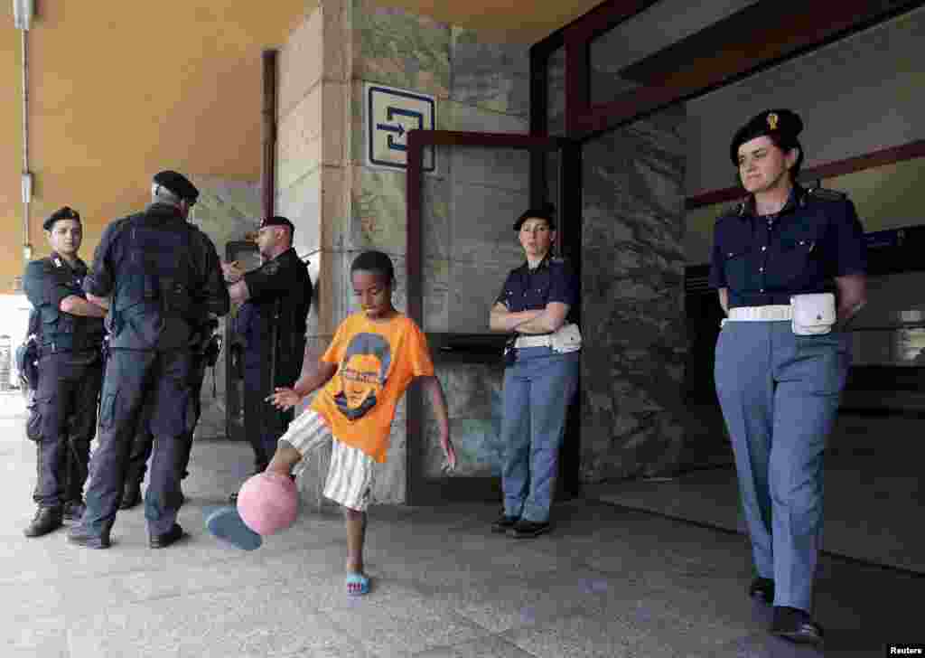 Italiya - Miqrant uşaqları futbol oynayır. Ventimiglia dəmiryol stansiyasının önündə polis əməkdaşları keşik çəkir. 17 iyun, 2015