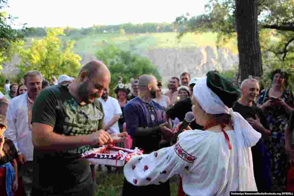 Чоловіки-учасники свята платять викуп за Морену