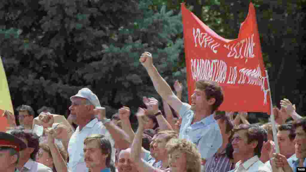 Мітинг, організований Народним фронтом Молдови з вимогою визнати молдавську мову державною. Червень 1989 року