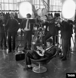 Andrei Tarkovsky (əyləşib) "Andrei Rublev" filminin çəkilişləri zamanı, 1971.