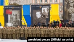 Під час урочистого ритуалу складання клятви ліцеїста вихованцями Київського військового ліцею імені Івана Богуна на тлі історичних постатей, діячів Української революції 1917–1921 років. Київ, 14 жовтня 2017 року