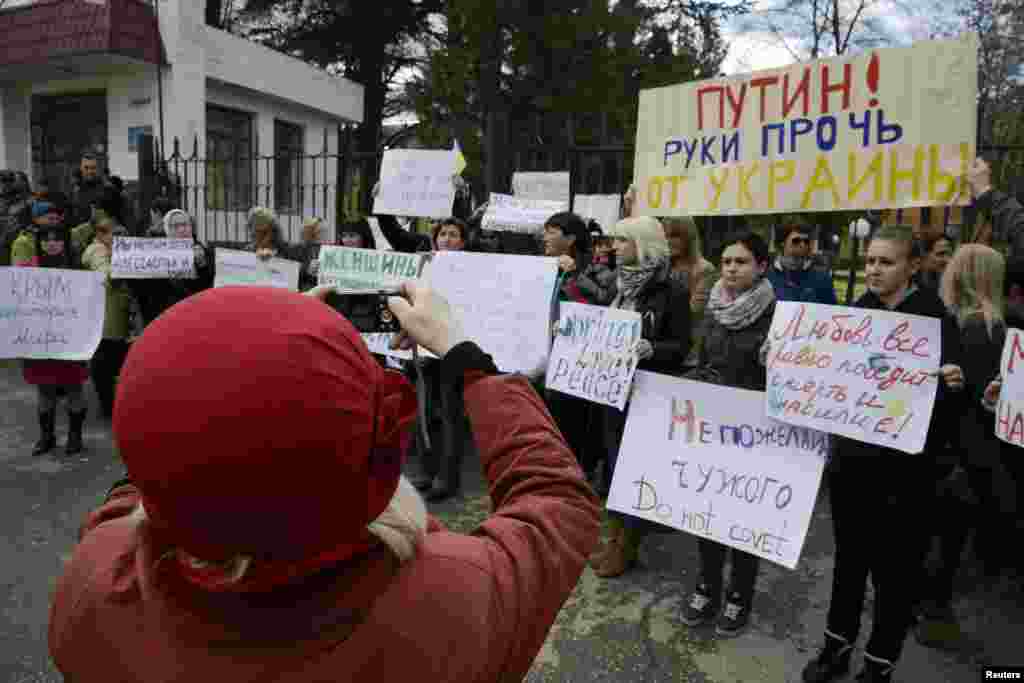 У Сімферополі 5 березня 2014 року молодь провела пікет на підтримку військовослужбовців Збройних сил України біля штабу військ берегової оборони Військово-морських сил України.