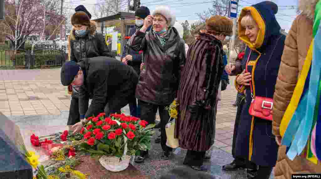 Кримчани хрестилися і молилися перед пам&#39;ятником, Сімферополь