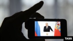 Трансляція виступу Володимира Путіна на телефоні. Ілюстративне фото