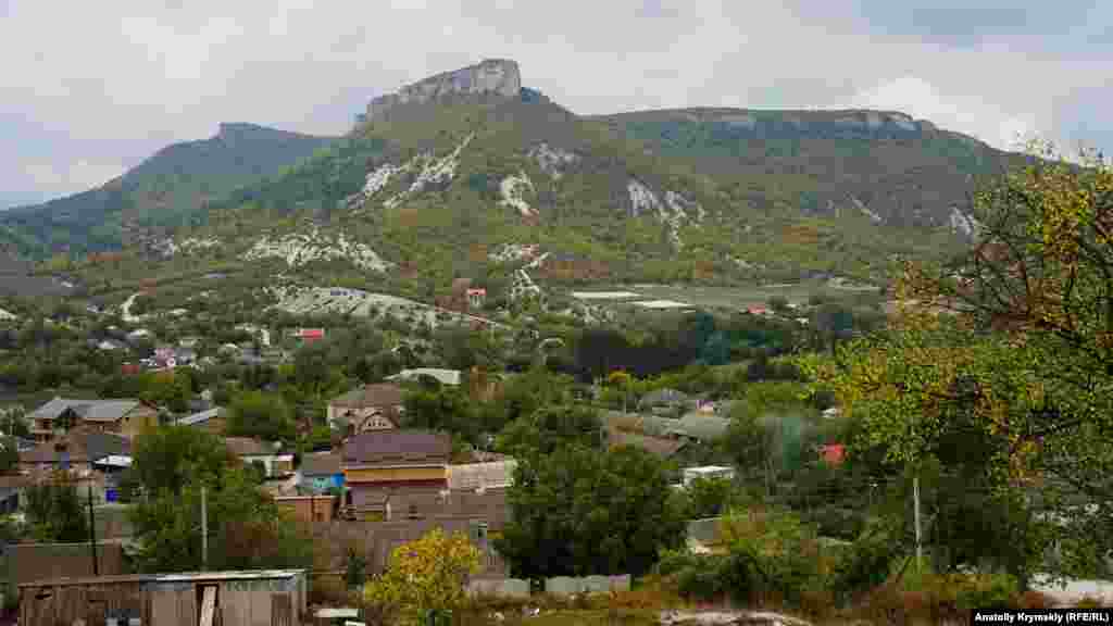 Гору Утюг добре видно майже з будь-якої точки селища