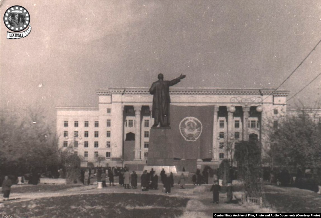 Үкімет үйі. 1950 жылы түсірілген сурет (сол жақта). Құрылысы 1938 жылы басталып, Екінші дүниежүзілік соғыс кезінде тоқтаған. Кейін 1951 жылы жалғасып, 1957 жылы аяқталды (архив суретінде көрсетілген дата күмән туғызады). Бас архитекторы &ndash; Моспроект шеберханасында жұмыс істеген Борис Рубаненко. Ғимаратта Жоғарғы кеңес, Министрлер кеңесі, Қазақ ССР компартиясының орталық комитеті (1980 жылға дейін) отырды. 2001 жылдан бері Қазақ-Британ техникалық университетінің ғимараты. 