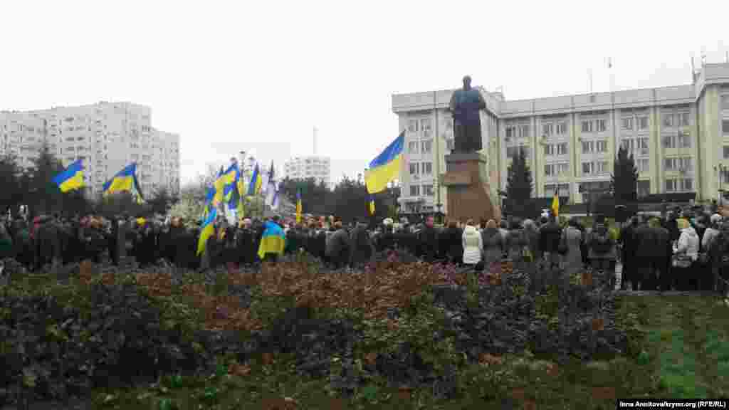 У Севастополі учасники святкового мітингу також зібралися біля пам&#39;ятника Шевченку. Тут читали вірші, співали український гімн і говорили про неприпустимість військових дій. Через півгодини після початку заходу крім українських прапорів з&#39;явилися російські, не обійшлося без сутичок. Але українські пісні ще звучали в той день в сквері імені Тараса Шевченка