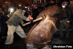 Повалення пам’ятника Леніна в Києві під час Революції гідності, 8 грудня 2013 року