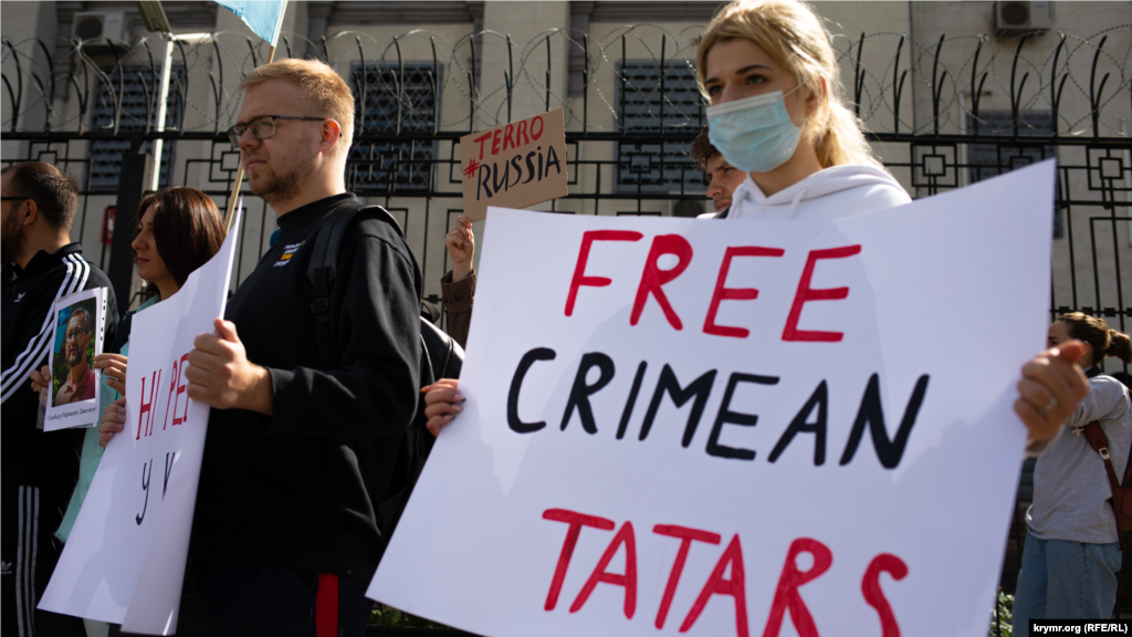 &laquo;FREE CRIMEAN TATARS&raquo;: учасники акції закликають звільнити затриманих російськими силовиками в Криму кримських татар