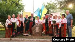 Учасники мітингу на відкритті пам'ятного знака в рамках арт-проєкту «Чумацький шлях» у Нікополі. Фото Венери Абібулаєвої