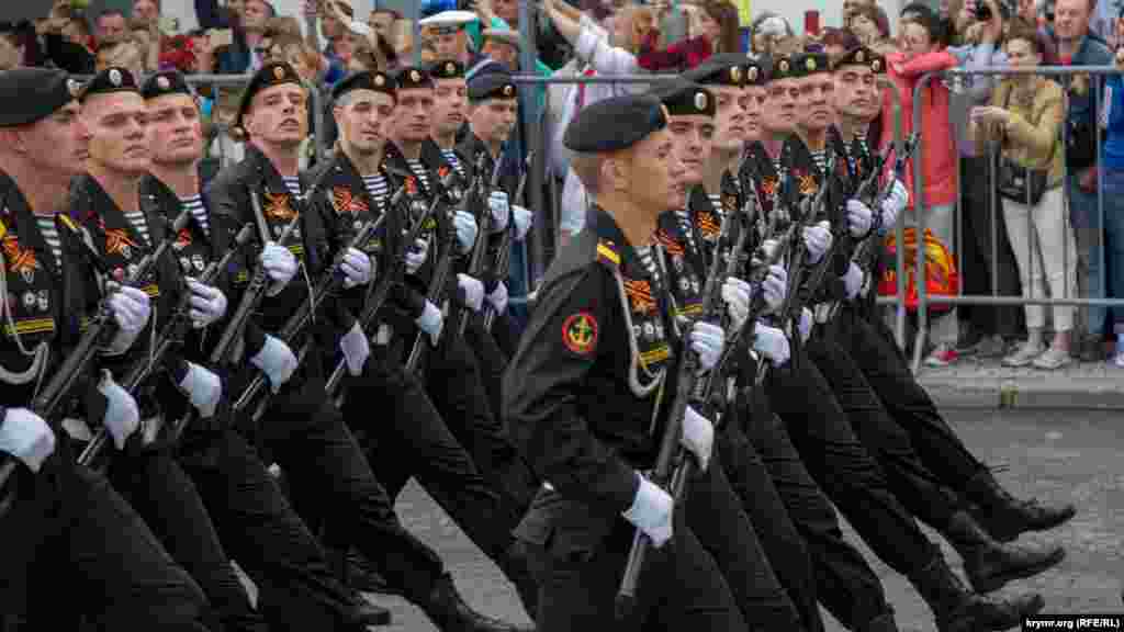 Морські піхотинці Збройних сил Росії марширують на параді в Севастополі