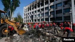 Кеншілер баррикадаларды бұзып жатыр. Мариуполь, 14 мамыр 2014 жыл.