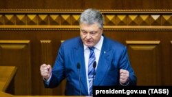 Порошенко: воєнний стан вводиться з метою посилення оборони України і не означає оголошення війни