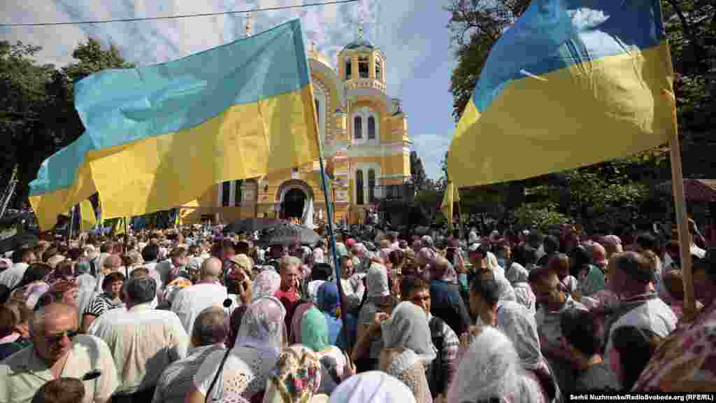 Було багато українських прапорів. Глядачі трансляції Радіо Свобода в коментарях навіть охрестили цю ходу &laquo;синьо-жовтою&raquo;