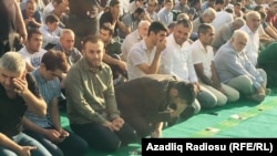 Bakı məscidində namaz