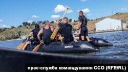 Дехто з головних старшин ССО вперше працював на воді, але бути «універсальним воїном» є завданням спецпризначенця. Липень 2019 року. Фото прес-служби командування Сил спеціальних операцій