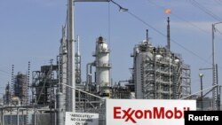 ۶۴ کلن ټېلرسن د روسیې د حکومت سره په دې هېواد کې اېکسن موبایل "Exxon Mobil" د پرله‎پسې سوداکریزو معاملو پر مهال لرلې.